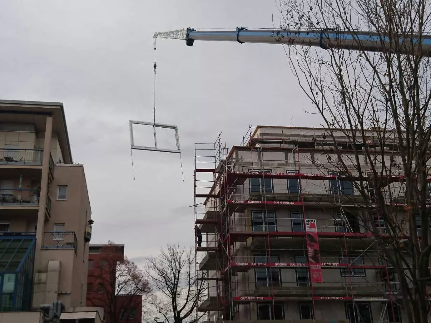 Fenstermontage in obere Stockwerke mittels Autokran