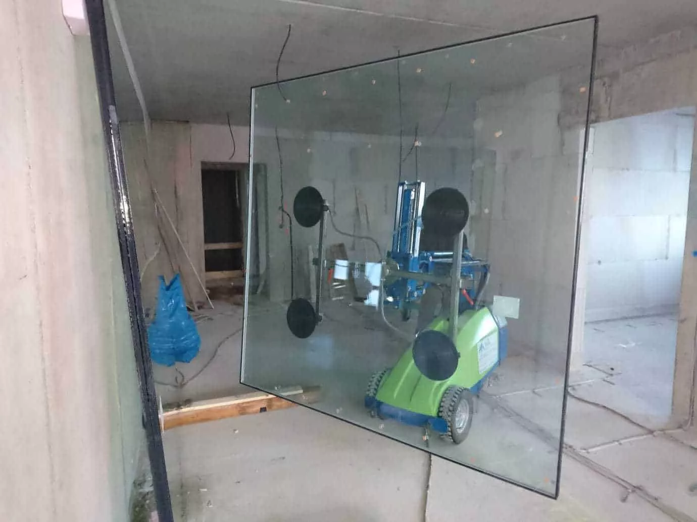 Verglasung von innen mit Hilfe eines Mini-Glaslifts