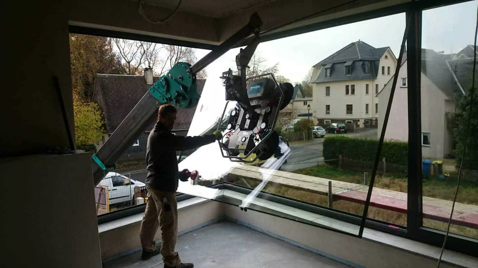 Verglasung von innen mit Hilfe eines Autokrans und Glassaugers