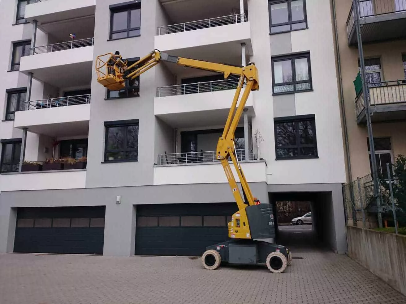 Montage mit Hilfe einer mobilen Hubarbeitsbühne