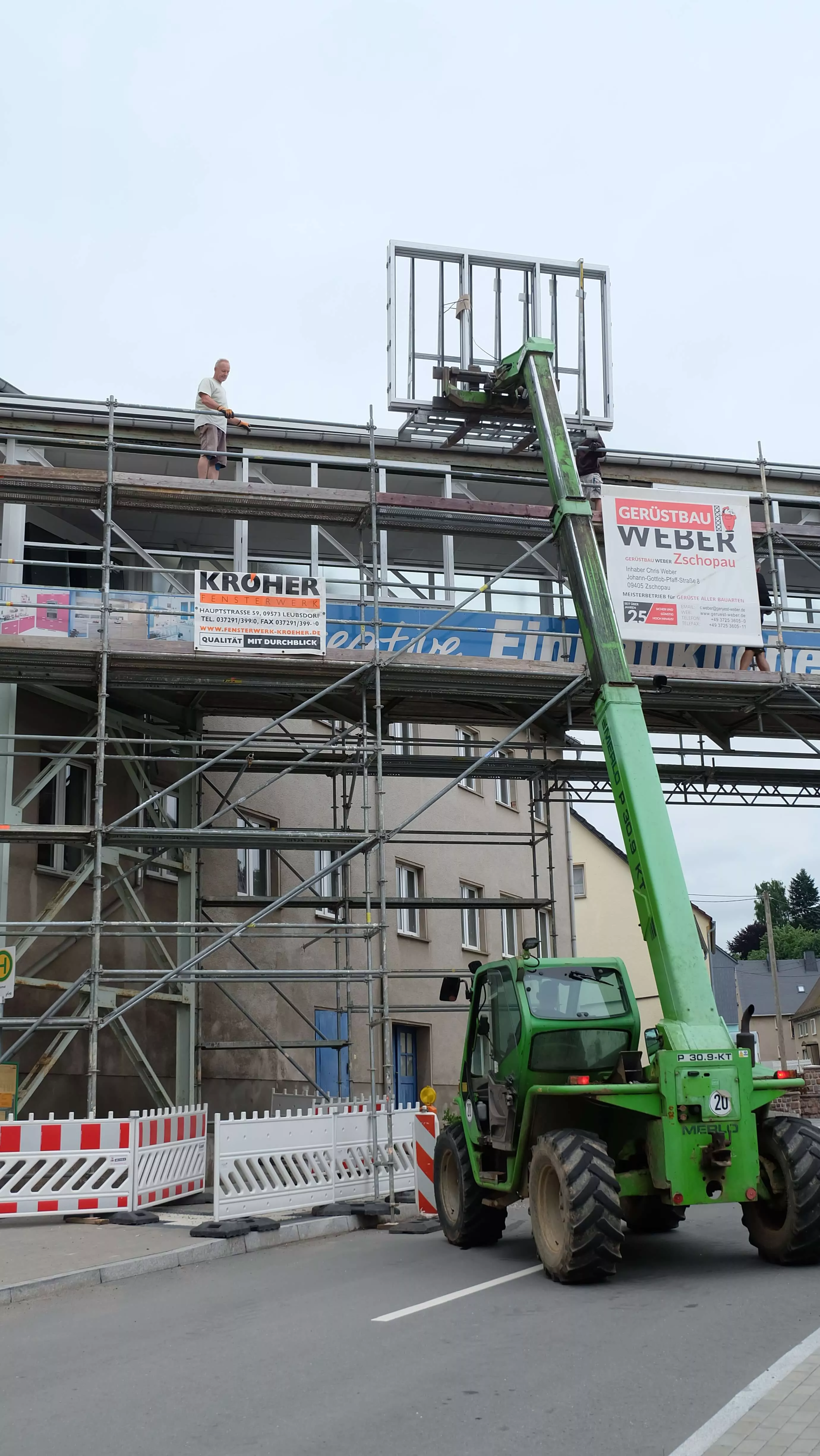 Fenstersanierung der Übergangsbrücke der ratiomat Einbauküchen GmbH in Leubsdorf